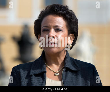 Moritzburg, Germania. 2 Giugno, 2015. Procuratore generale USA Loretta Lynch pone per la " famiglia " foto al G6 Riunione dei Ministri degli interni al castello di Moritzburg di Moritzburg, Germania, 02 giugno 2015. Il Ministro tedesco degli interni de Maiziere soddisfa con i suoi omologhi provenienti da Francia, Italia, Polonia, Spagna e Regno Unito (G6), così come il Commissario UE, il 01 e 02 giugno per briefing politico presso il castello nei pressi di ballo Dresen. Credito: dpa picture alliance/Alamy Live News Foto Stock