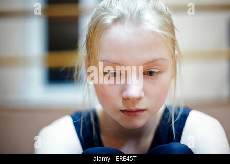 Ragazza caucasica guardando verso il basso Foto Stock