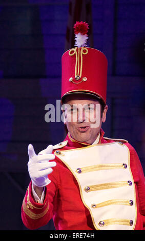 Brian Conley come professor Harold Hill nell'uomo di musica a Chichester Festival Theatre, West Sussex, Regno Unito, luglio 2008. Libri e musica Foto Stock