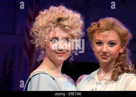 Scarlett Strallen (sinistra) e sorella Zizi Strallen come Paroo mariano e Zanneta Shinn nell'uomo di musica al Festival di Chichester Foto Stock