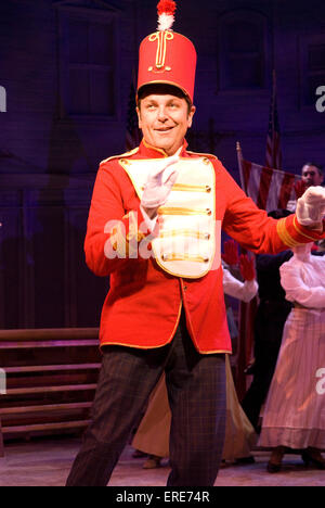 Brian Conley come professor Harold Hill nell'uomo di musica a Chichester Festival Theatre, West Sussex, Regno Unito, luglio 2008. Musica e Foto Stock