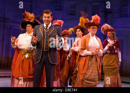 Brian Conley e membro di ensemble in una scena da uomo di musica a Chichester Festival Theatre, West Sussex, Regno Unito, luglio 2008. Foto Stock