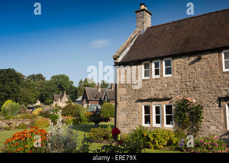 Regno Unito, Inghilterra, Staffordshire, Ilam village, stile Svizzero Ilam Hall estate case con giardini floreali Foto Stock