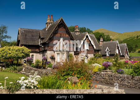 Regno Unito, Inghilterra, Staffordshire, Ilam village, stile Svizzero Ilam Hall estate case con giardini floreali Foto Stock