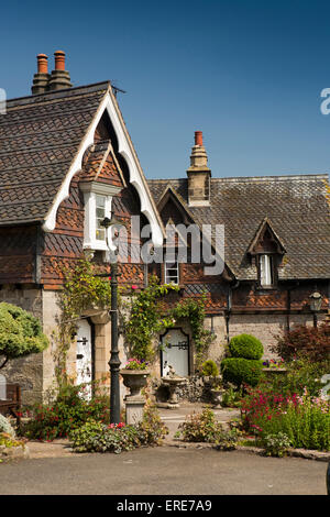 Regno Unito, Inghilterra, Staffordshire, Ilam village, stile Svizzero Ilam Hall estate case con giardini floreali Foto Stock