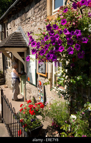 Regno Unito, Inghilterra, Staffordshire, Dovedale, Milldale village, Polly's Cottage e serve drink e snack a Walker Foto Stock