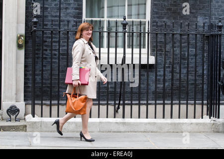 Westminster London, Regno Unito. 2 Giugno 2015. Istruzione Segretario Nicky Morgan lascia Downing Street dopo il settimanale riunione del gabinetto Credito: amer ghazzal/Alamy Live News Foto Stock