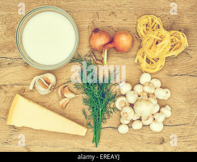 Ingredienti per la pasta con funghi. Effetto vintage. Foto Stock