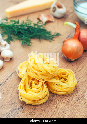 Ingredienti per la pasta con funghi. Foto Stock