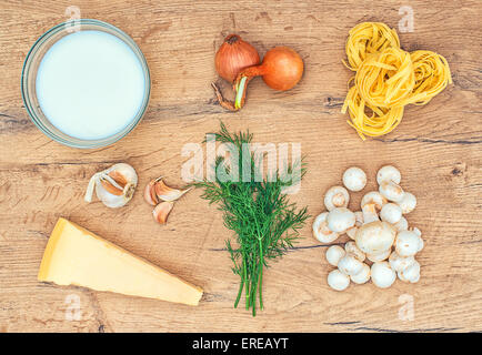 Ingredienti per la pasta con funghi. Foto Stock