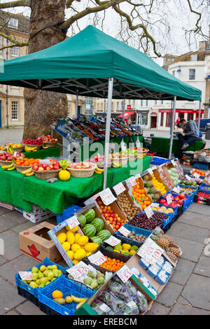 Un colorato open-air di frutta e verdura in stallo Kingsmead Square, bagno, N.E.Somerset, Inghilterra, Regno Unito Foto Stock