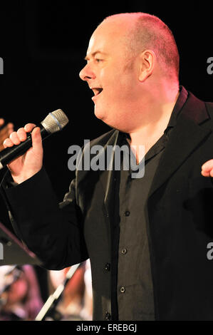 Ian Shaw dando una performance vocale come parte di un concerto a Gloucester come parte del Cheltenham Jazz Festival. Il 28 aprile 2009. Foto Stock