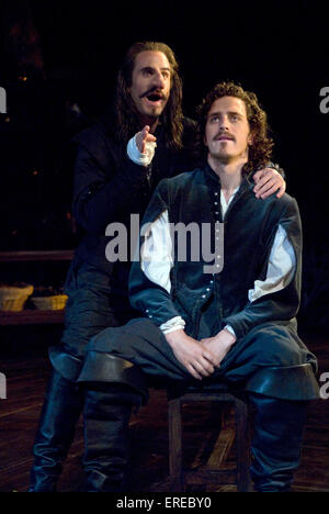 Stephen Hagan (seduto) come cristiano e Joseph Fiennes come "Cyrano de Bergerac in "Cyrano de Bergerac", Festival di Chichester Foto Stock