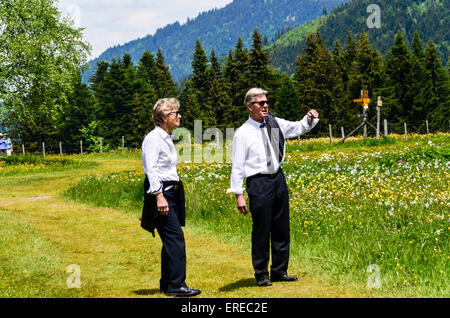 Giovane vestito ordinatamente escursionismo in Svizzera Foto Stock