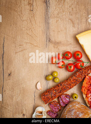 Bruschetta con pasta di pomodoro, pomodori, formaggio, olive e fuet. Foto Stock