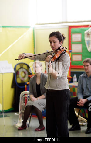 Lettore di violino, un workshop leader in un seminario pratico sulla musica Foto Stock