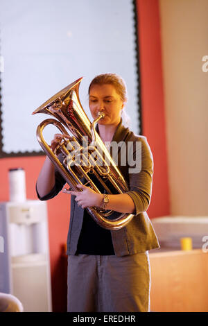 Eufonium giocatore in un'aula. Foto Stock