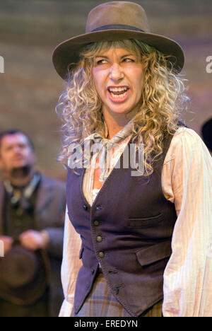 Louise Plowright come zia Eller in "Oklahoma!' da Rogers e Hammerstein, Chichester Festival Theatre, UK Giugno 2009. Diretto da John Doyle. Foto Stock