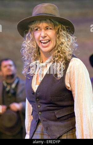 Louise Plowright come zia Eller in "Oklahoma!' da Rogers e Hammerstein, Chichester Festival Theatre, Giugno 2009. Diretto da Foto Stock