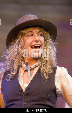 Louise Plowright come zia Eller in "Oklahoma!' da Rogers e Hammerstein, Chichester Festival Theatre, Giugno 2009. Diretto da Foto Stock