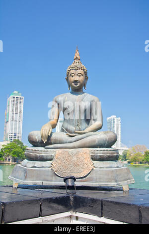 Le statue di Seema Malakaya al Gangarama , Sri Lanka Foto Stock