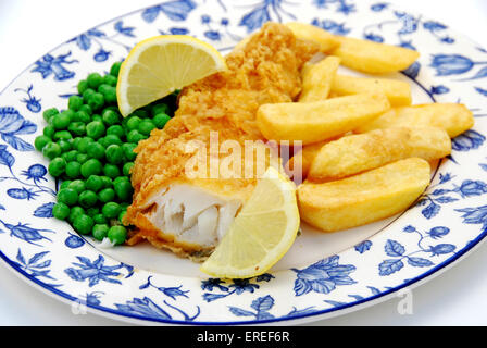 COD fish & chips con piselli e fetta di limone Foto Stock