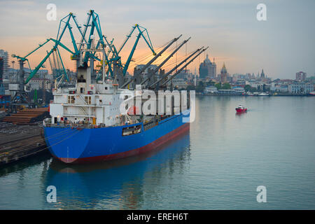 Industrial nave nel porto di Batumi al crepuscolo. La Georgia Foto Stock