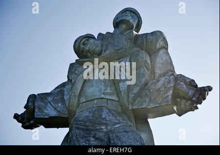 Sovietica enorme statua d'argento di un soldato tenendo un morire il compagno che rappresenta la Seconda Guerra Mondiale Memorial in Dilijan, Armenia. Foto Stock