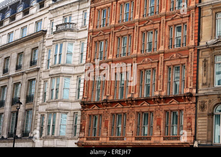 Una vista degli edifici in Cockspur Street, Londra, Inghilterra. Foto Stock