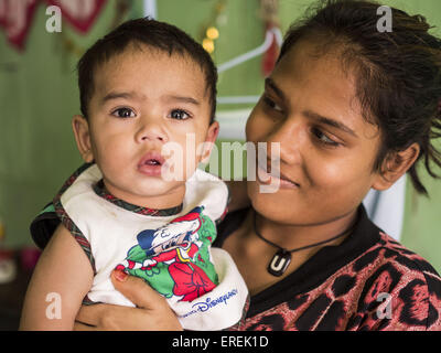 Kulai, Johore, Malaysia. Il 1 giugno, 2015. Un rifugiato Rohingya donna con il suo bambino in Kulai, malese. L'ONU afferma che i Rohingya, una minoranza musulmana in Myanmar Occidentale, sono le più perseguitate minoranza etnica in tutto il mondo. Il governo di Myanmar insiste i Rohingya sono immigrati clandestini provenienti da Bangladesh e ha rifiutato di concedere loro la cittadinanza. La maggior parte dei Rohingya in Myanmar sono state limitate a degli sfollati interni nel campo di Stato di Rakhine, al confine con il Bangladesh. Migliaia di Rohingya sono fuggiti dal Myanmar e si stabilirono in Malaysia. Credito: ZUMA Press, Inc./Alamy Live News Foto Stock