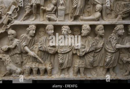 Dei primi cristiani. La moltiplicazione dei pani e dei pesci. Dettaglio sarcofago romano. 4° C. Musei Vaticani. Foto Stock