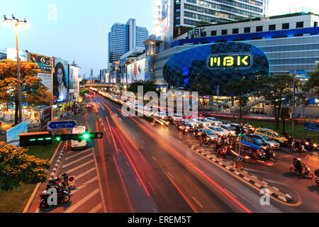 Bangkok, Thailandia - Aprile 17,2015: MBK di shopping mall al tramonto, Foto Stock