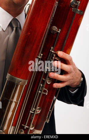 Contra fagotto fatte da Heckel, nella posizione di riproduzione - close up dettaglio della mano sui tasti Foto Stock