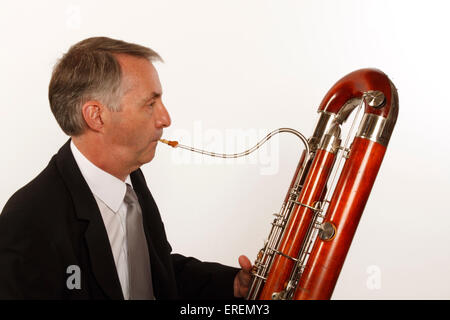 Contra fagotto giocatore in posizione di riproduzione, close up dettaglio di crook e reed Foto Stock