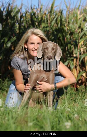 Donna e shorthaired Weimaraner Foto Stock