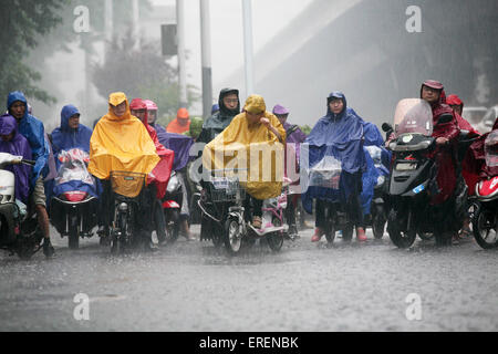 Nanjing, cinese della provincia di Jiangsu. 2 Giugno, 2015. I residenti di attendere per il semaforo a pioggia in un attraversamento in Nanjing, a est della capitale cinese della provincia di Jiangsu, Giugno 2, 2015. La Nazionale Centro Meteorologico ha emesso un avviso di colore giallo per la pioggia torrenziale lungo il medio e basso raggiunge del fiume Yangtze martedì. Credito: Yan Minhang/Xinhua/Alamy Live News Foto Stock