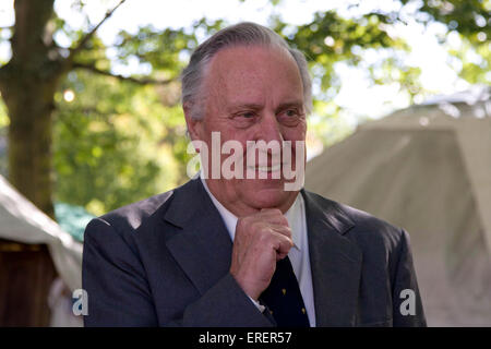 Frederick Forsyth, CBE, inglese autore e occasionali commentatore politico al Edinburgh book festival evento 2010. Foto Stock