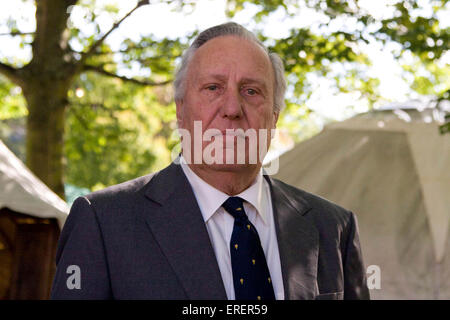 Frederick Forsyth, CBE, inglese autore e occasionali commentatore politico al Edinburgh book festival evento 2010. Foto Stock