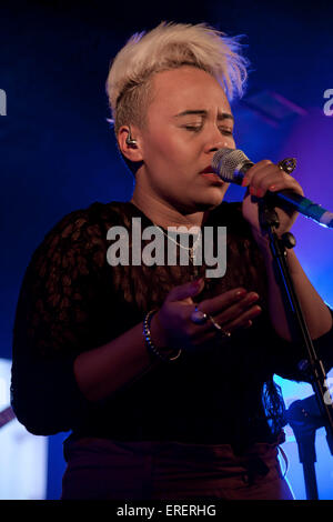 Emeli Sande, Scottish cantante e cantautore di eseguire presso il King Tut il wah wah Hut, Glasgow, Regno Unito, 15 novembre 2010. Foto Stock