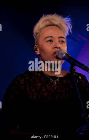 Emeli Sande, Scottish cantante e cantautore di eseguire presso il King Tut il wah wah Hut, Glasgow, Regno Unito, 15 novembre 2010. Foto Stock