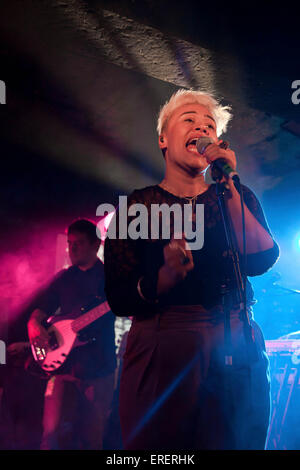 Emeli Sande, Scottish cantante e cantautore di eseguire presso il King Tut il wah wah Hut, Glasgow, Regno Unito, 15 novembre 2010. Foto Stock