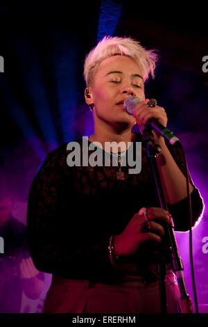 Emeli Sande, Scottish cantante e cantautore di eseguire presso il King Tut il wah wah Hut, Glasgow, Regno Unito, 15 novembre 2010. Foto Stock