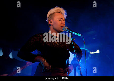 Emeli Sande, Scottish cantante e cantautore di eseguire presso il King Tut il wah wah Hut, Glasgow, Regno Unito, 15 novembre 2010. Foto Stock