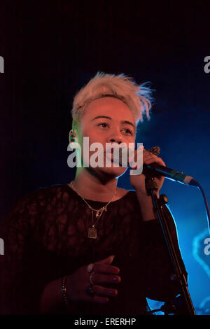 Emeli Sande, Scottish cantante e cantautore di eseguire presso il King Tut il wah wah Hut, Glasgow, Regno Unito, 15 novembre 2010. Foto Stock