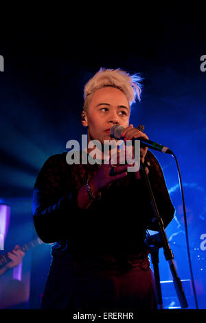 Emeli Sande, Scottish cantante e cantautore di eseguire presso il King Tut il wah wah Hut, Glasgow, Regno Unito, 15 novembre 2010. Foto Stock