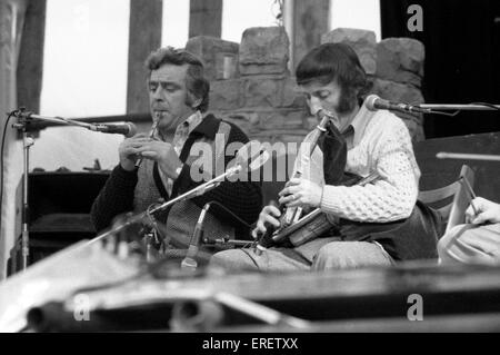 Seán Potts e Paddy Moloney (destra) eseguendo con Irish band The Chieftains a luglio scie folk festival a Chorley, Foto Stock