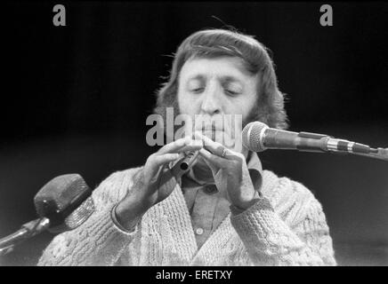 Paddy Moloney eseguendo con la sua band, i Chieftains, a luglio scie folk festival a Chorley, Lancashire, il 25 luglio 1976. Irish musicista e compositore, 01 agosto 1938 -. Foto Stock