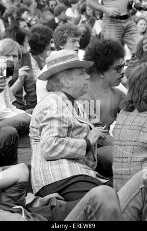 Inglese jazz e blues cantante George Melly seduti tra il pubblico al Capital Radio Jazz Festival di Knebworth, Inghilterra, Foto Stock