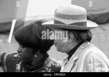 Inglese jazz e blues cantante George Melly seduti tra il pubblico al Capital Radio Jazz Festival di Knebworth, Inghilterra, Foto Stock