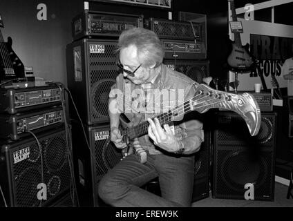 Inglese bassista chitarrista John Entwistle giocando su uno stand presso il British Music Fair, London Olympia, 1991. Giovanni era un regolare Foto Stock